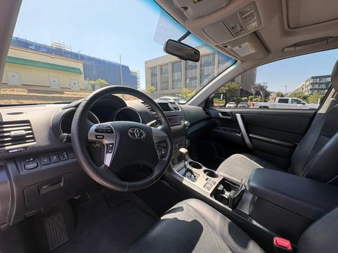 Used 2012 Toyota Highlander SE FWD image 10