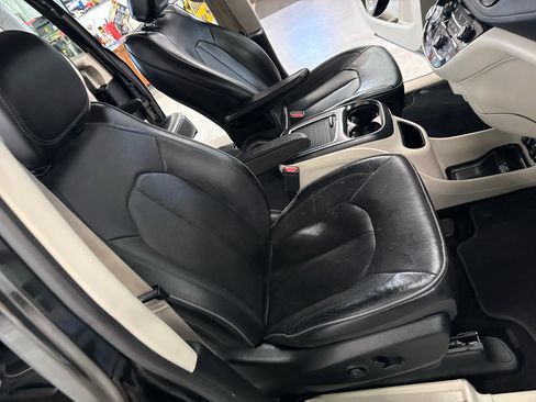 Used 2018 Chrysler Pacifica Limited image 57
