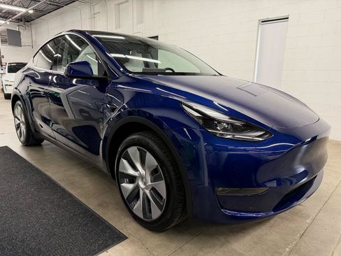 Used 2024 Tesla Model Y Long Range AWD/4WD image 3