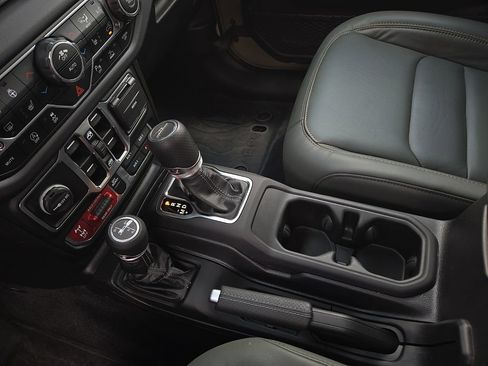 Used 2025 Jeep Gladiator Mojave AWD/4WD image 20
