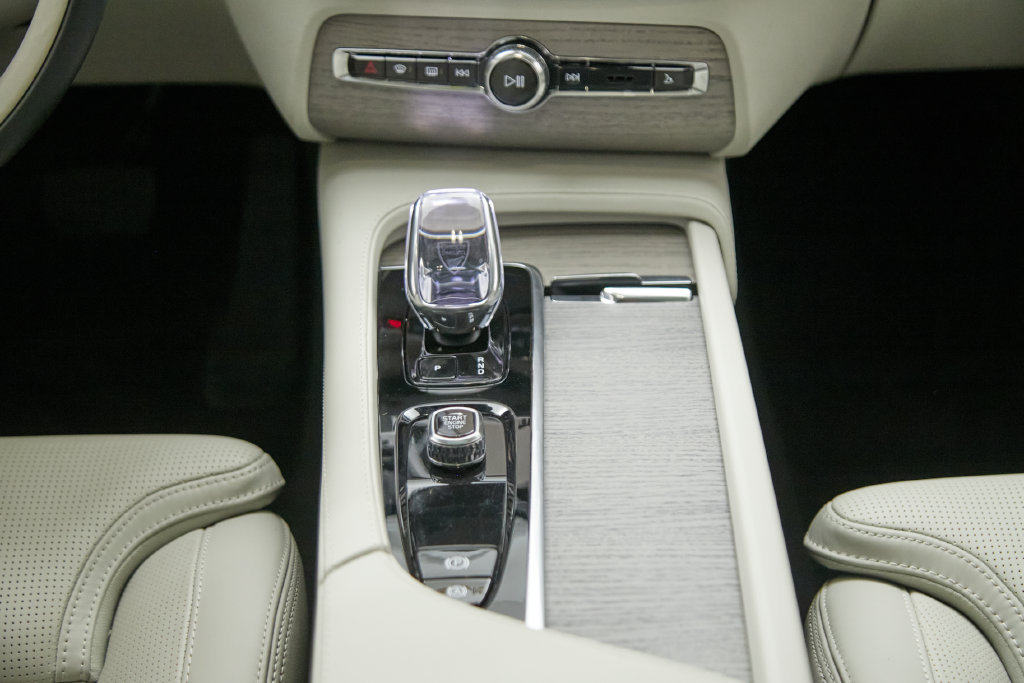 Certified 2025 Volvo XC90 T8 Ultra w/ Protection Package Premier AWD/4WD image 32