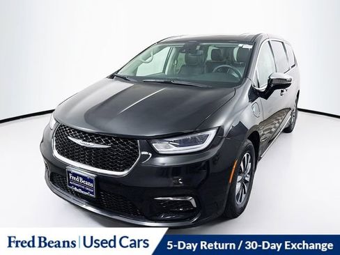 Used 2023 Chrysler Pacifica Limited image 3