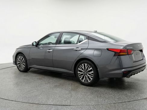 Used 2025 Nissan Altima 2.5 SV image 6