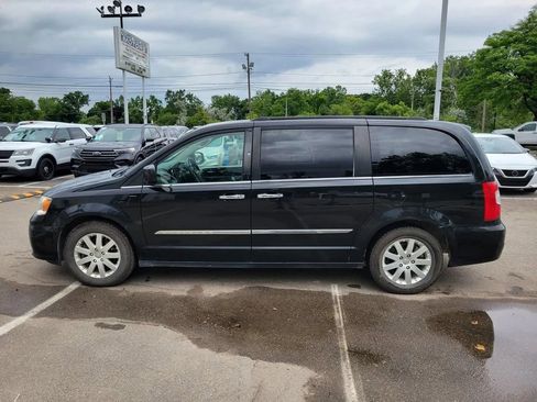 Used 2014 Chrysler Town & Country Touring w/ Driver Convenience Group FWD image 3