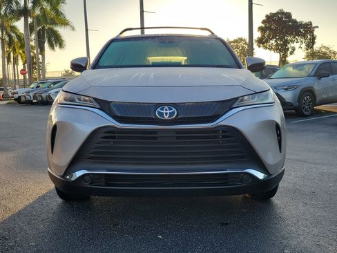 Used 2022 Toyota Venza XLE image 3