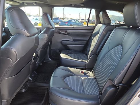 Used 2023 Toyota Highlander XSE image 11