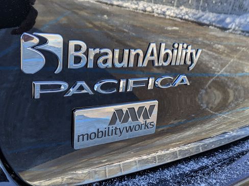 Used 2025 Chrysler Pacifica Select image 31