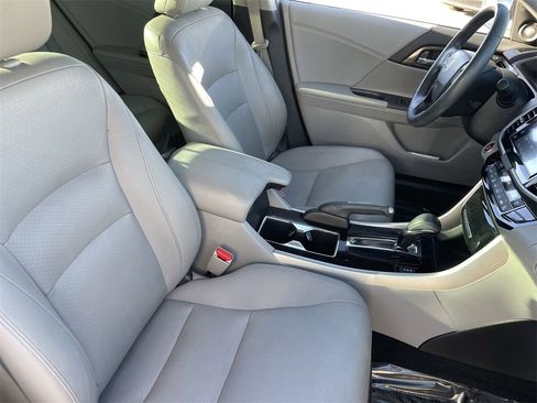 Used 2017 Honda Accord EX-L image 10