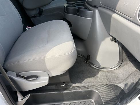 Used 2006 Ford E-350 and Econoline 350 Super Duty RWD image 7