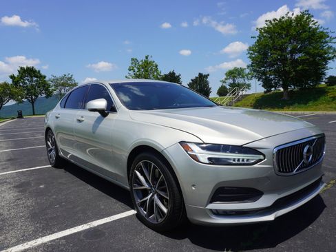 Used 2018 Volvo S90 T6 Momentum w/ Convenience Package image 3
