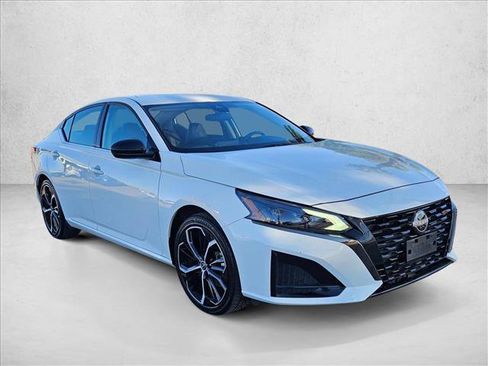 Used 2024 Nissan Altima 2.5 SR FWD image 3