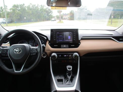 Used 2022 Toyota RAV4 XLE Premium image 18