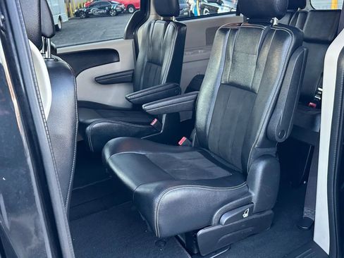 Used 2019 Dodge Grand Caravan SXT image 19