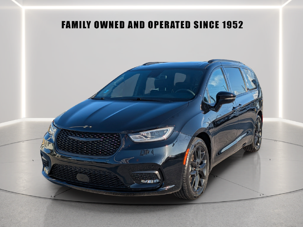 Used 2025 Chrysler Pacifica Limited FWD image 2