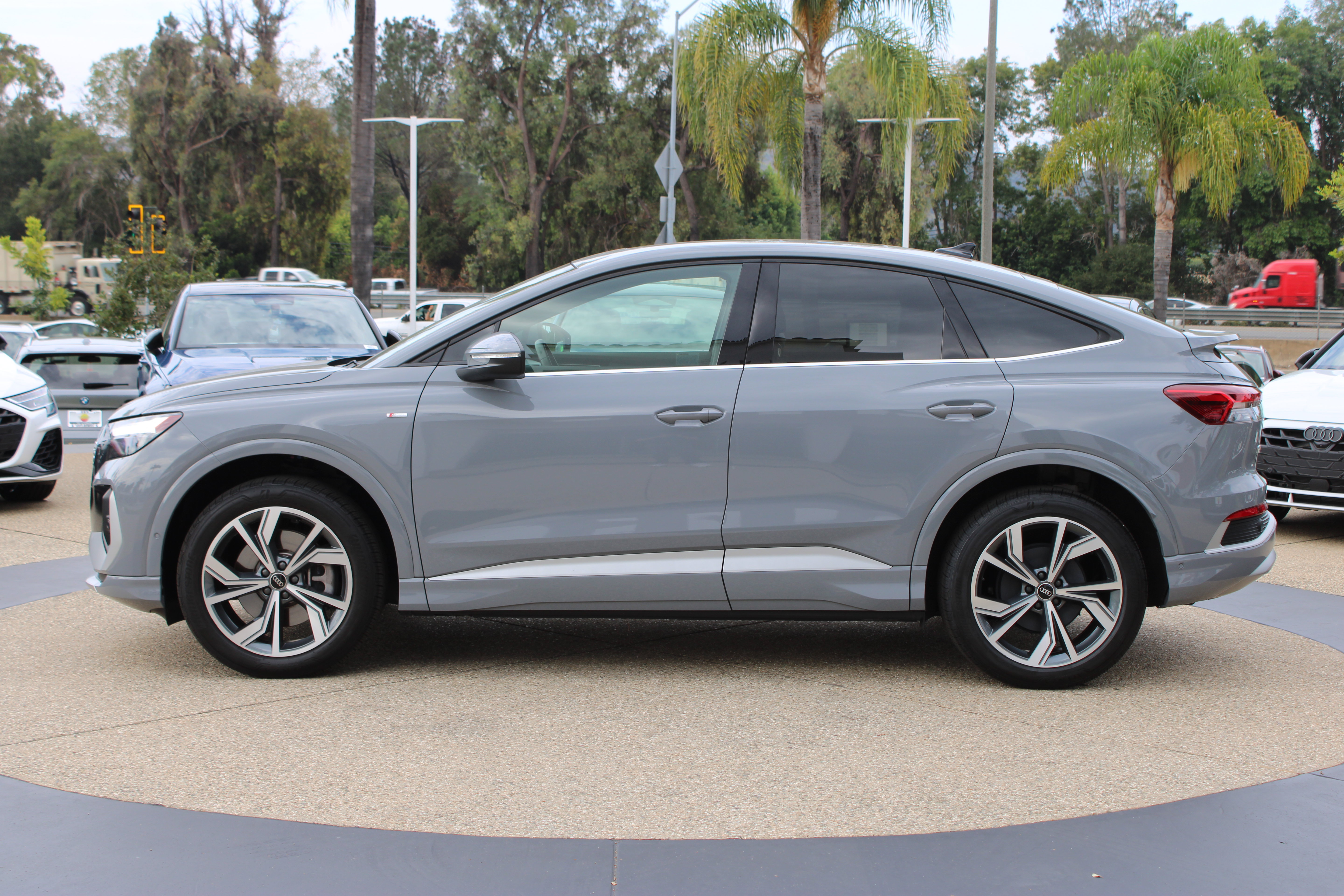 Used 2023 Audi Q4 e-tron Premium Plus w/ Premium Plus AWD/4WD image 2