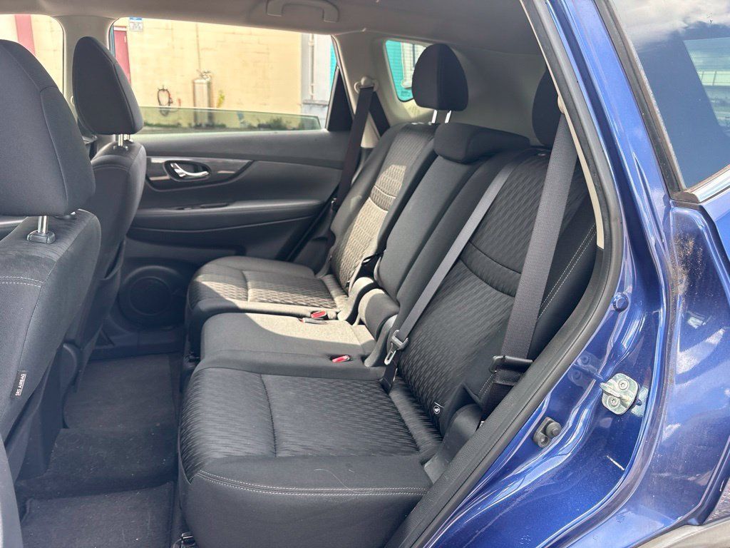 Used 2018 Nissan Rogue SV FWD image 12