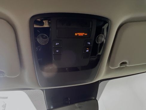 Used 2024 Kia Carnival LX FWD image 22