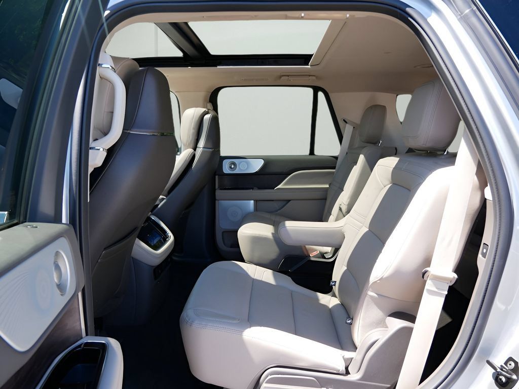 Used 2024 Lincoln Navigator Reserve AWD/4WD image 11