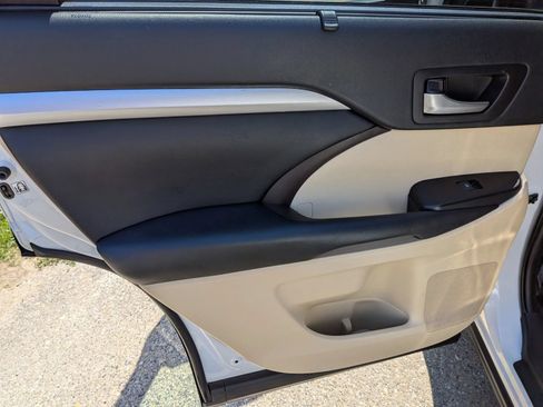Used 2019 Toyota Highlander XLE AWD/4WD image 28