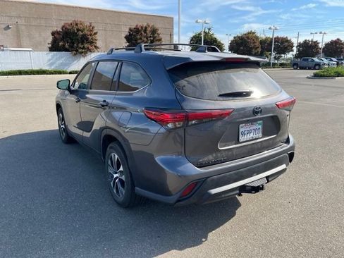 Used 2023 Toyota Highlander XLE FWD image 4
