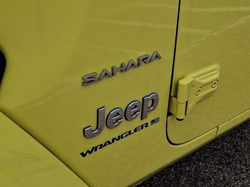 Used 2023 Jeep Wrangler Unlimited Sahara w/ Cold Weather Group AWD/4WD image 10