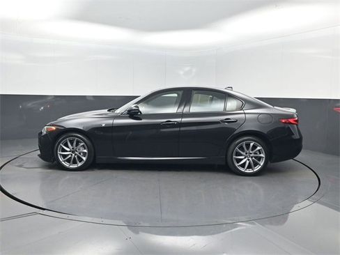 Used 2022 Alfa Romeo Giulia Ti image 2