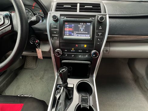 Used 2015 Toyota Camry LE image 11