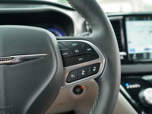 Used 2024 Chrysler Pacifica Touring-L FWD image 29