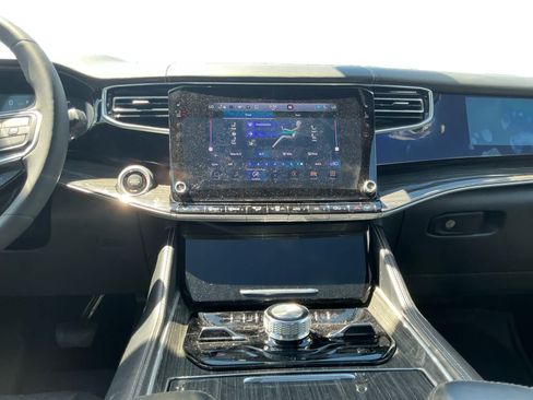 Used 2022 Jeep Wagoneer Series III w/ Premium Group I AWD/4WD image 11