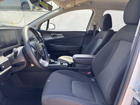 Used 2025 Kia Sportage LX FWD image 25