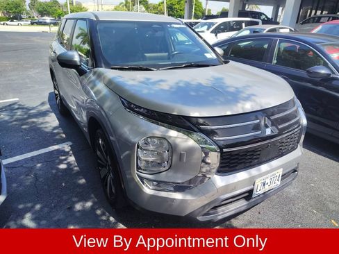 Used 2025 Mitsubishi Outlander SE AWD/4WD image 3
