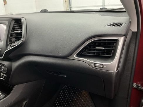 Used 2019 Jeep Cherokee Latitude Plus w/ Comfort/Convenience Group image 11