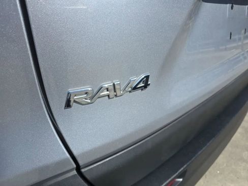 Used 2021 Toyota RAV4 XLE image 11