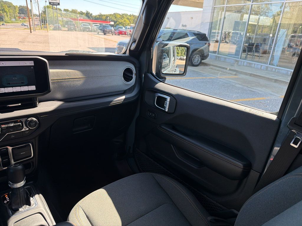 Used 2024 Jeep Wrangler Unlimited Sahara AWD/4WD image 22