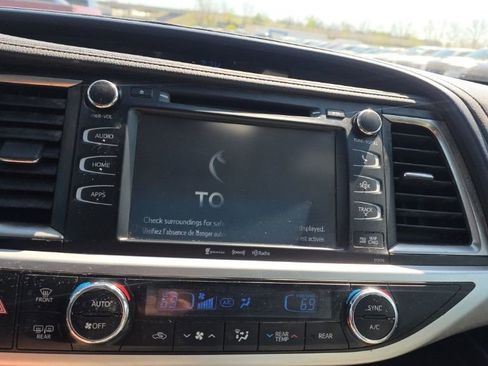 Used 2018 Toyota Highlander XLE image 11