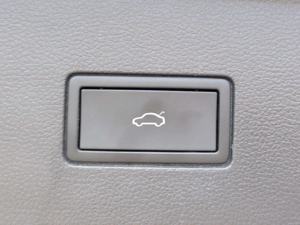 Used 2025 Volkswagen Atlas SE FWD image 12