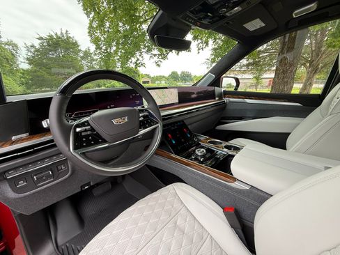 Used 2025 Cadillac Escalade Sport Platinum w/ LPO, Floor Liner Package AWD/4WD image 23