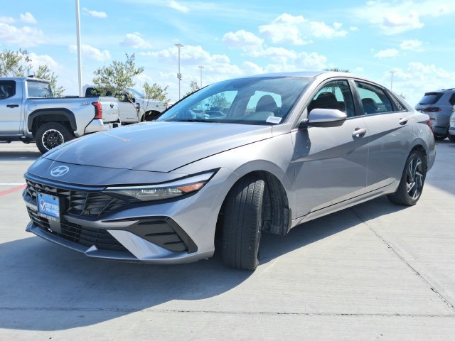 Used 2025 Hyundai Elantra SEL FWD image 3