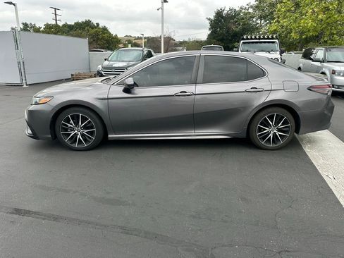 Used 2021 Toyota Camry SE image 2