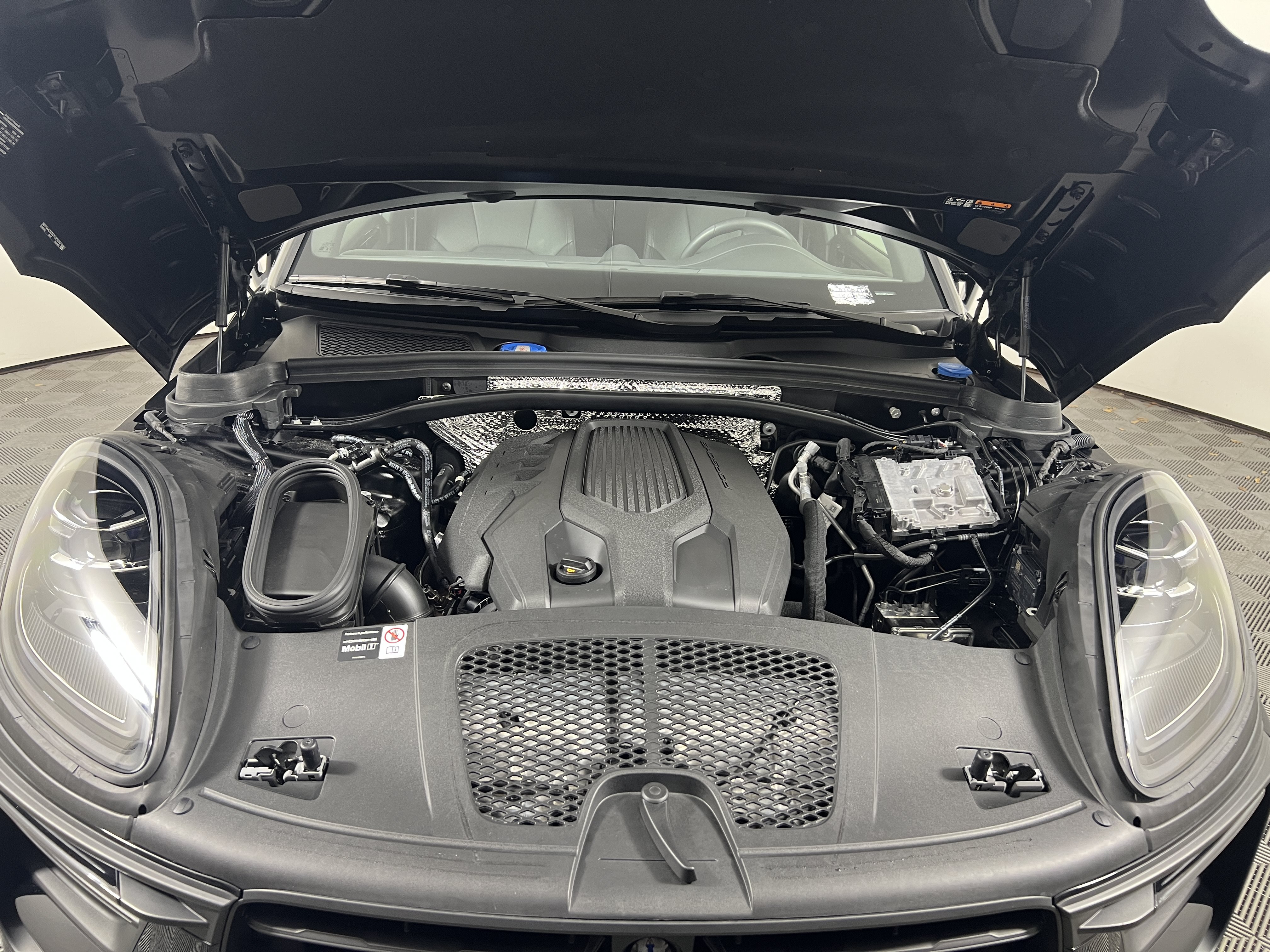 Certified 2026 Porsche Macan AWD/4WD image 22