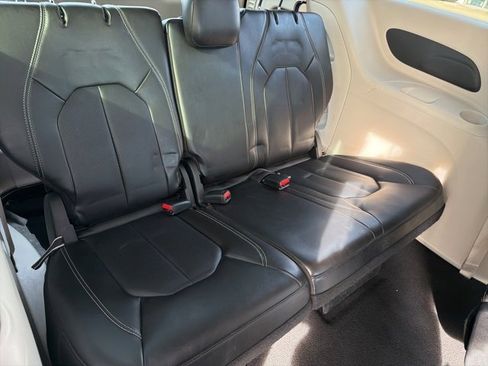 Used 2024 Chrysler Pacifica Touring-L image 8