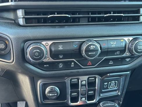 Used 2025 Jeep Gladiator Nighthawk image 28