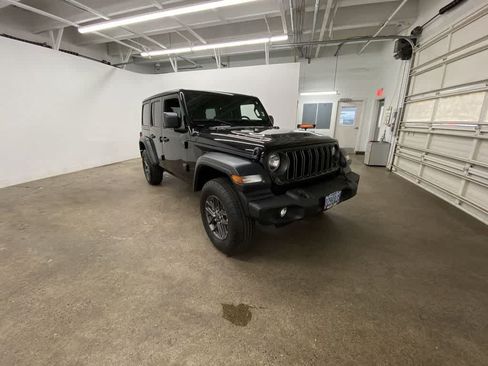 Used 2025 Jeep Wrangler Unlimited Sport AWD/4WD image 8
