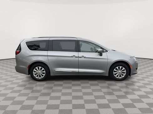 Used 2018 Chrysler Pacifica Touring-L FWD image 6