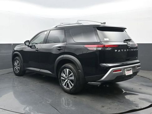 Used 2025 Nissan Pathfinder SL FWD image 3