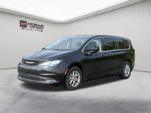 Used 2024 Chrysler Voyager LX FWD image 4