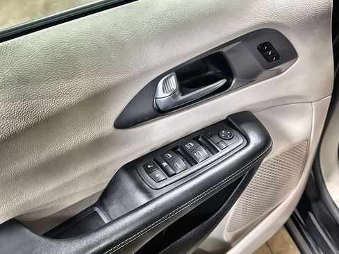 Used 2023 Chrysler Pacifica Touring-L FWD image 14