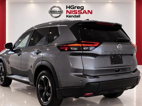 Used 2024 Nissan Rogue SV w/ SV Premium Package FWD image 2