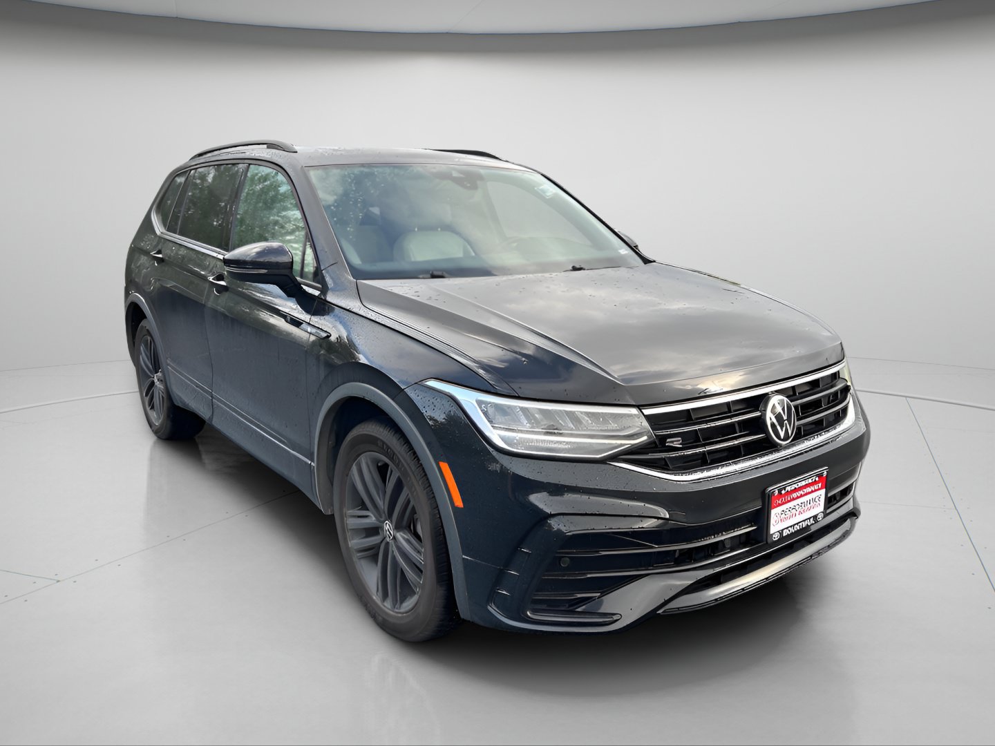 Used 2022 Volkswagen Tiguan SE R-Line AWD/4WD image 2