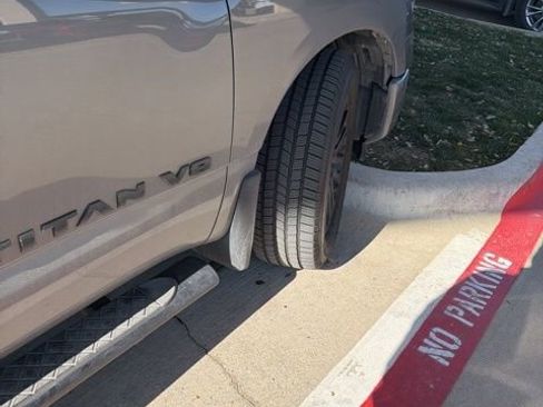 Used 2018 Nissan Titan SV w/ SV Convenience Package image 15